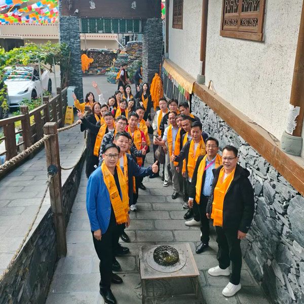 工作全力以赴，团建热情飞舞-九寨沟团建
